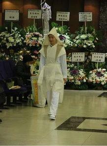 披麻戴孝的明星,明星们的传统礼仪与情感表达