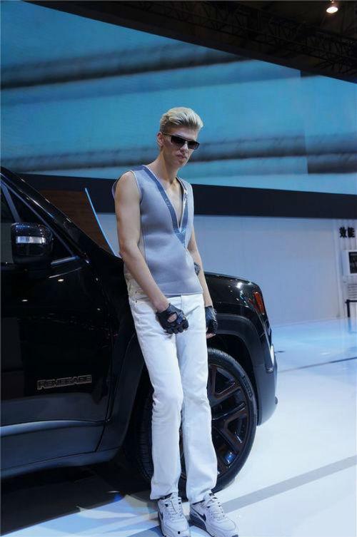 伏拉夫撕车模头条,一场激情四溢的街头对决